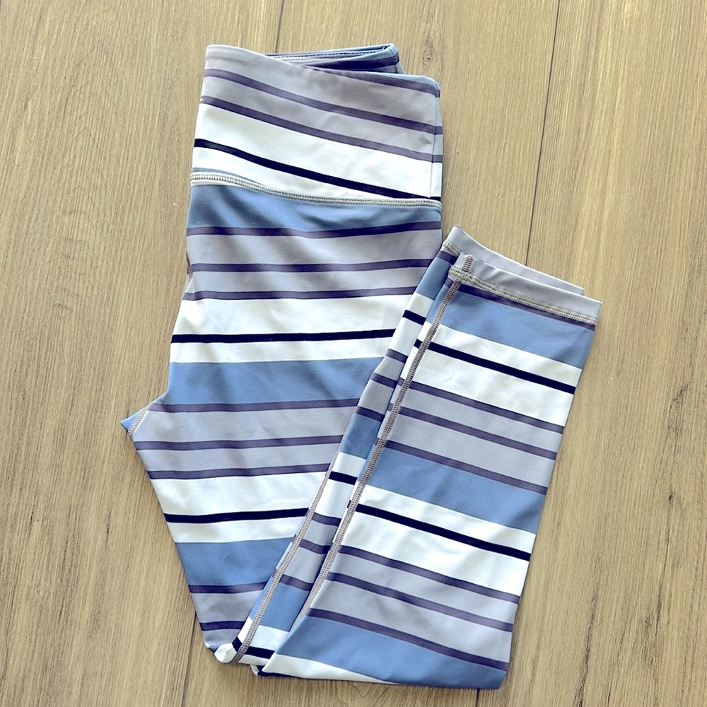 Zyia Horizon purple stripe light n tight capri leggings
